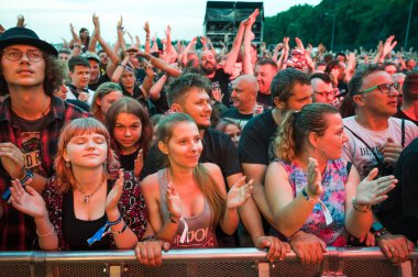 JAROCIN, POLAND - 16 Temmuz 2021 Jarocin Festivali 'nde konser veren seyirciler.
