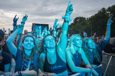 JAROCIN, POLAND - 16 Temmuz 2021 Jarocin Festivali 'nde konser veren seyirciler.