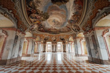 LUBIAZ, POLAND - 14 Kasım 2021 Cistercian Abbot 's Palace' daki Barok Manastırı.