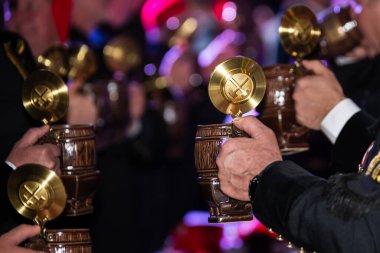 Madencilerin Polonya 'daki Aziz Barbara Günü kutlamaları sırasında geleneksel bira bardaklarını tutan madencilerin elleri.