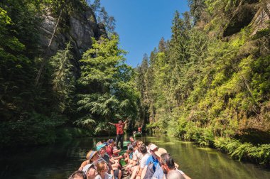Hrensko, Çek Cumhuriyeti - 18 Haziran 2022: Edmundova Souteska (Edmund Boğazı) teknesinde turistler).