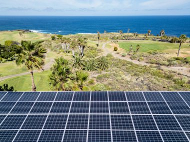 Tenerife kıyısındaki fotovoltaik paneller