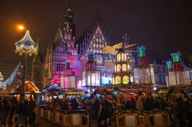 WROCLAW, POLAND - Kasım 28; 2025: Pazar meydanında Jarmark Bozonarodzeniowy adlı geleneksel Noel panayırı.