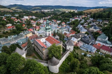 Slovakya 'nın Banska Stiavnica kentindeki eski şatonun insansız hava aracı görüntüsü