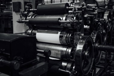 Antika bir kağıt yapma makinesi.