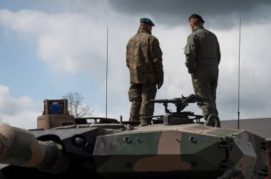 Bir tankın üzerinde duran iki asker.