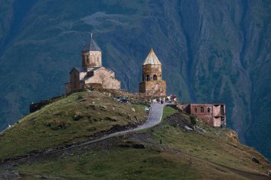 Kafkasya dağlarındaki Tsminda Sameba Kilisesi, Georgia