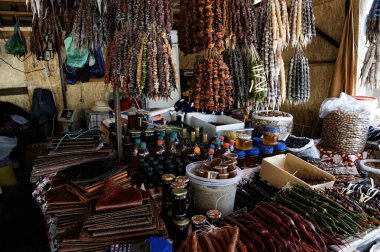 Geleneksel Gürcistan tatlıları ve ev yapımı lezzetler pazarda bir tezgahta Dezerter Bazar