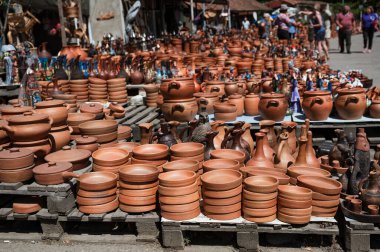 Georgia 'da yol kenarındaki bir tezgahta çömlek, kil kaplar ve süsler.