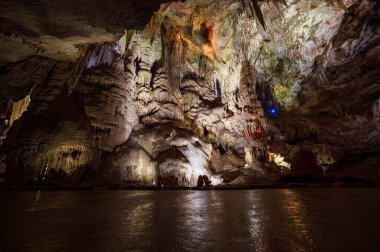 KUMISTRAVI, GEORGIA - 20 AĞUSTOS 2023: Prometheus Mağarası.