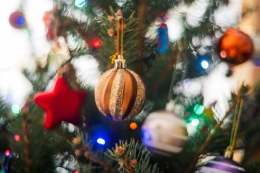 Topları, ışıkları ve güzel bokeh efektiyle Noel ağacı