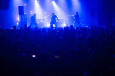 Konser sırasında sahnenin önünde kalabalık vardı..