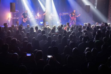 Konser sırasında sahnenin önünde kalabalık vardı..
