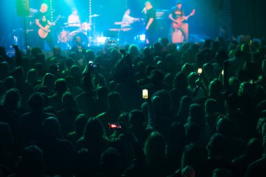 Konser sırasında sahnenin önünde kalabalık vardı..