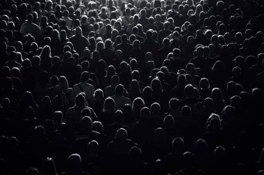 Konser sırasında sahnenin önünde kalabalık vardı..