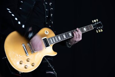 Bir rock gitaristinin konser sırasında tuttuğu gitar.