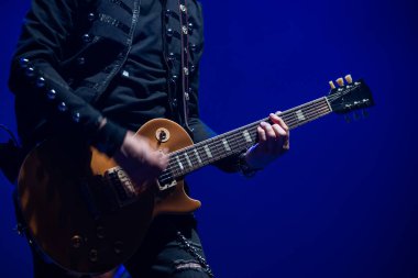 Bir rock gitaristinin konser sırasında tuttuğu gitar.