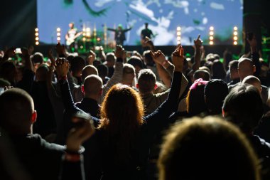 Konser sırasında sahnenin önünde kalabalık vardı..