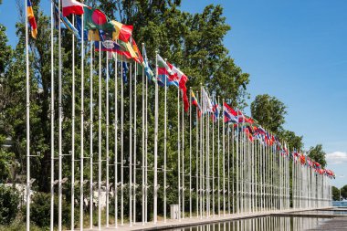 Ulusal Park Fuar Bölgesi, Lizbon, Portekiz 'de ExPO' ya katılan ülkelerin bayrakları,