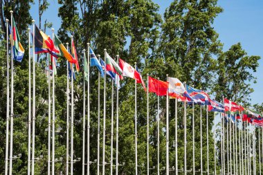 Ulusal Park Fuar Bölgesi, Lizbon, Portekiz 'de ExPO' ya katılan ülkelerin bayrakları,