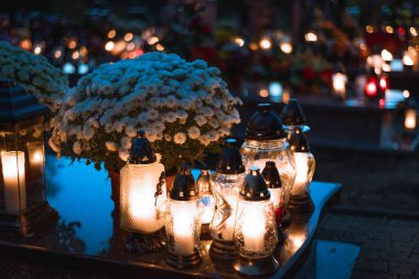 Ruhlar Günü 'nde mezarda ışıklar