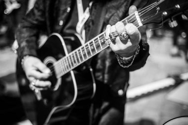 Wrocaw pazar meydanında World Guitar Record konseri. Polonya. Reised gitar ve belediye binası kulesi.