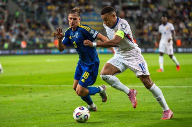 WROCLAW; POLAND - 5 Eylül 2025: FIFA 2026 elemeleri. Futbol maçı Ukrayna Fransa 'ya karşı 0: 2. Eylemde Yarmolyuk (L) Mbappe Kylian (R)).