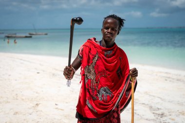 MICHAMVI KAE, ZANZIBAR - 14 Ekim 2025: Rungu sopasıyla Masai, geleneksel Masai silahı.
