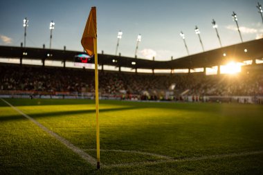 Maç sırasında stadyumdaki futbol sahasının köşesinde..