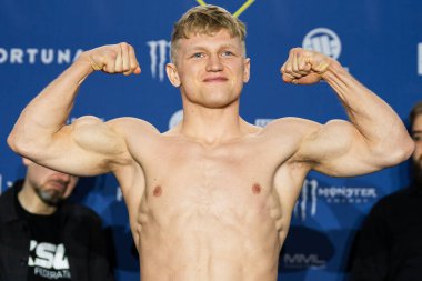 LUBIN, POLAND - 20 Şubat 2026 - XTB KSW 115 'ten önce MMA Resmi Tartı Töreni. Karol Durszlewicz