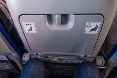 Düşük maliyetli bir havayolu uçağında bir yolcunun bacak boşluğuna bakış açısı