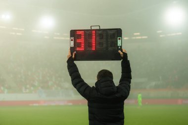 Teknik hakem, futbol maçında oyuncuların değiştirildiğini gösteriyor.