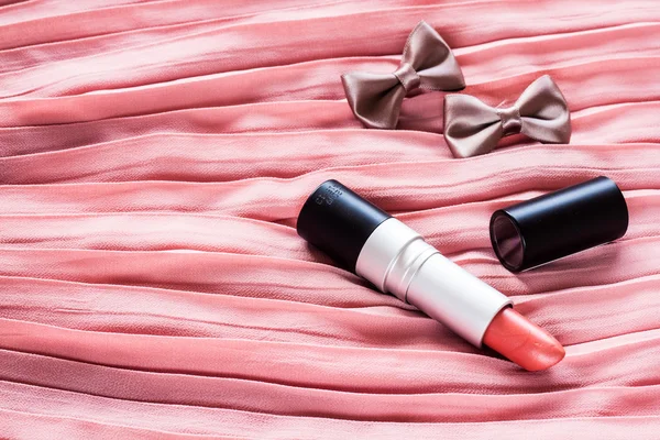 Lápiz labial rojo sobre rosa —  Fotos de Stock