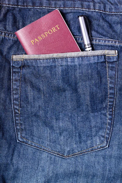 Passaporte e caneta em Jean Pocket — Fotografia de Stock