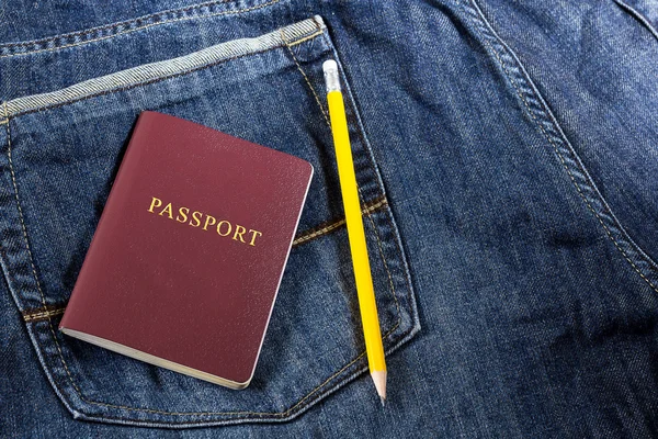 Paszport i żółty ołówek — Zdjęcie stockowe
