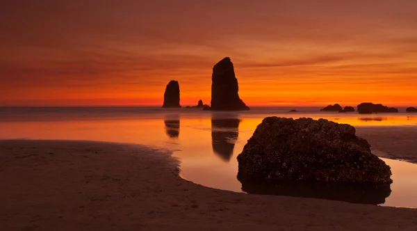 Zonsondergang op Cannon Beach, Oregon — Stockfoto