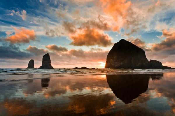 Solnedgång på kanon Beach, Oregon — Stockfoto