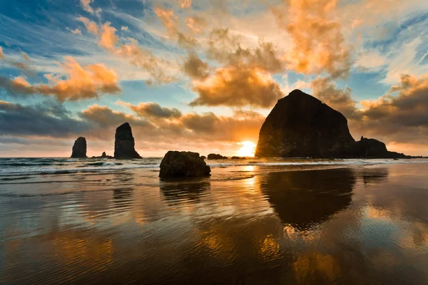 Puesta de sol en Cannon Beach, Oregon — Foto de Stock