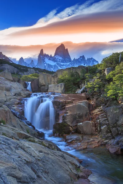 Mt fitz roy mit wasserfall, los glaciares nationalpark, argentinien — Stockfoto