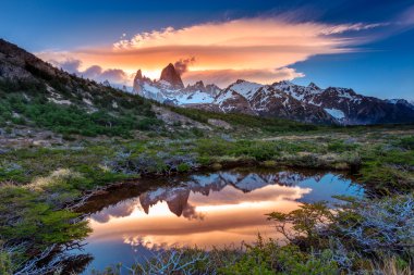 Yansıma Mt Fitz Roy suda Los Glaciares Milli Parkı, Arjantin
