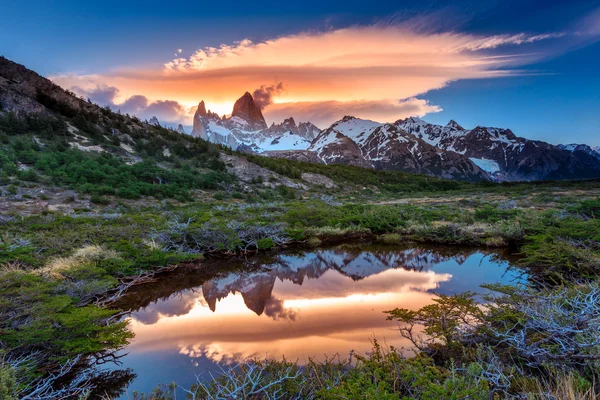 Riflessione del Monte Fitz Roy nell'acqua, Parco Nazionale Los Glaciares, Argentina — Foto Stock