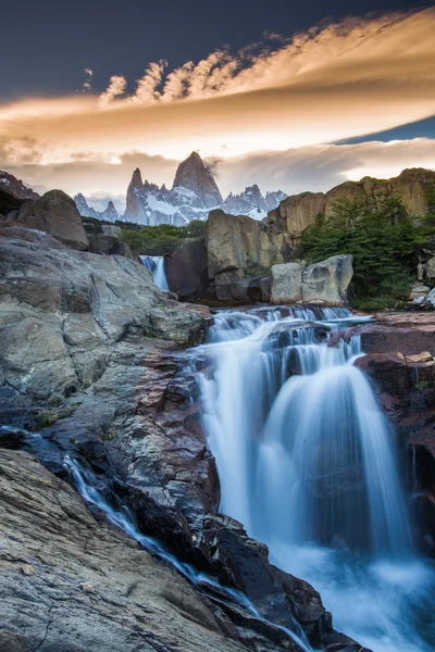 MT Fitz Roy bir şelale, Los Glaciares Milli Parkı, Arjantin
