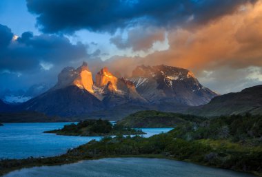 Lago Pehoe, Güney Şili'deki Torres del Paine Millî Parkı.