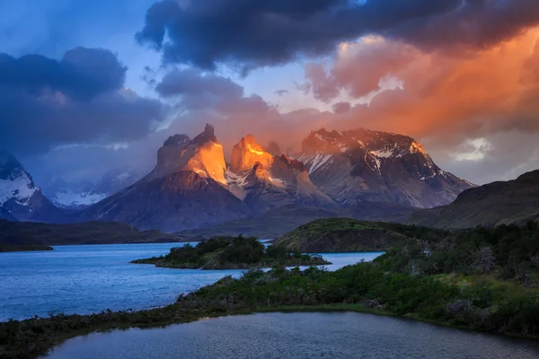 Lago Pehoe, Güney Şili'deki Torres del Paine Millî Parkı.