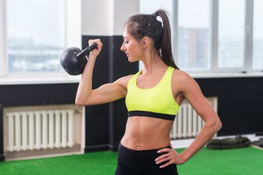 genç kadının egzersizler yapması uygun 