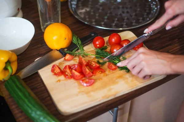 Frau bereitet Gemüsesalat zu — Stockfoto