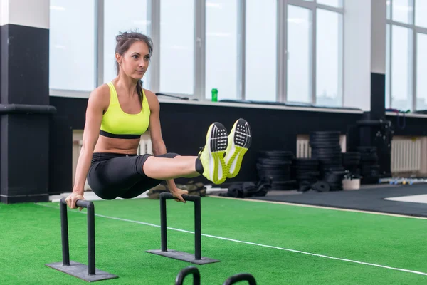 Frau beim L-Sit-Training im Fitnessstudio — Stockfoto