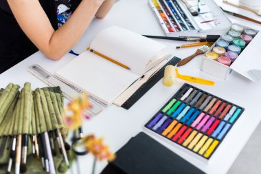 Kadın sanatçı işyerinde resim oluşturma  