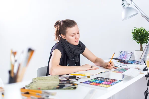 Young female artist drawing sketch — Stock Photo, Image