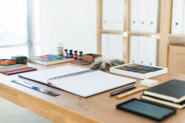 Sipariş yan görünüm işyerinde ressam.  